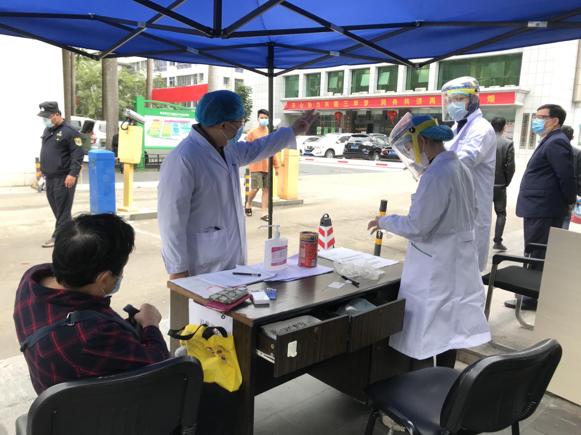 疫情就是冲锋号 党员就是先锋队 德州扑克大小
成立中共党员医师先锋队坚守防控第一线