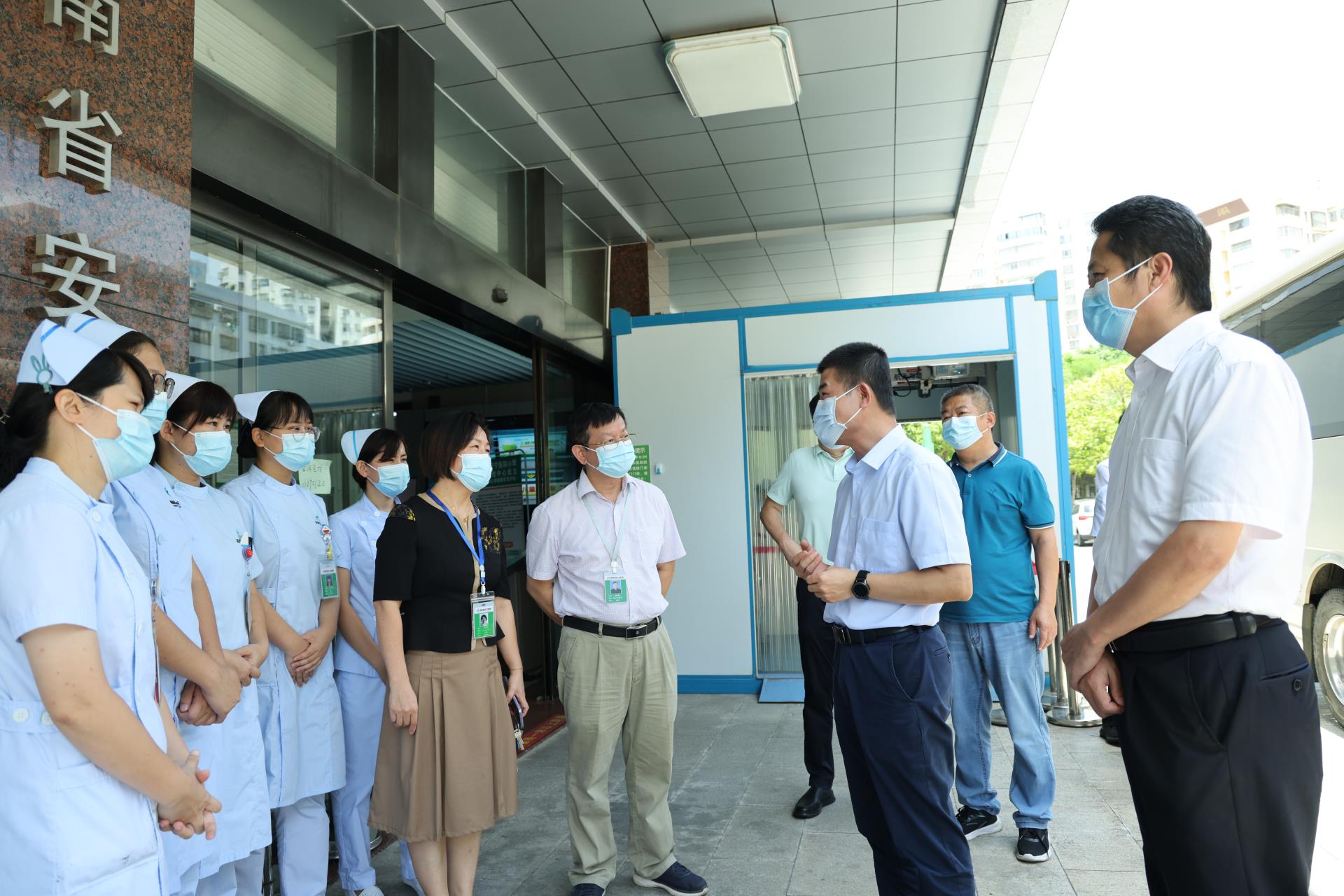 海口市领导莅临德州扑克大小
慰问 支援核酸采样人员