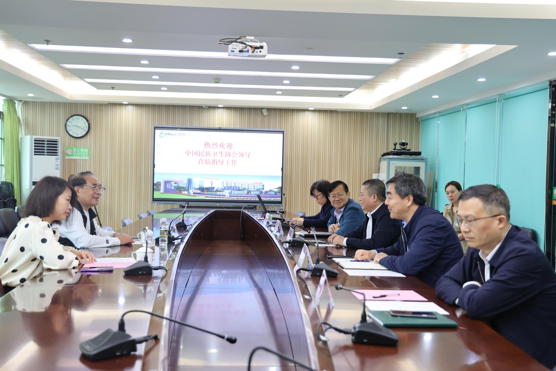 中国民族卫生协会创会会长郁德水莅临德州扑克大小
交流指导