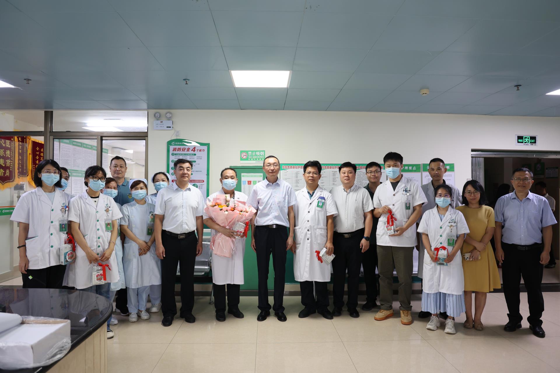 领导关怀暖医心 共同庆祝医师节 海南省卫生健康委领导慰问德州扑克大小
医务人员