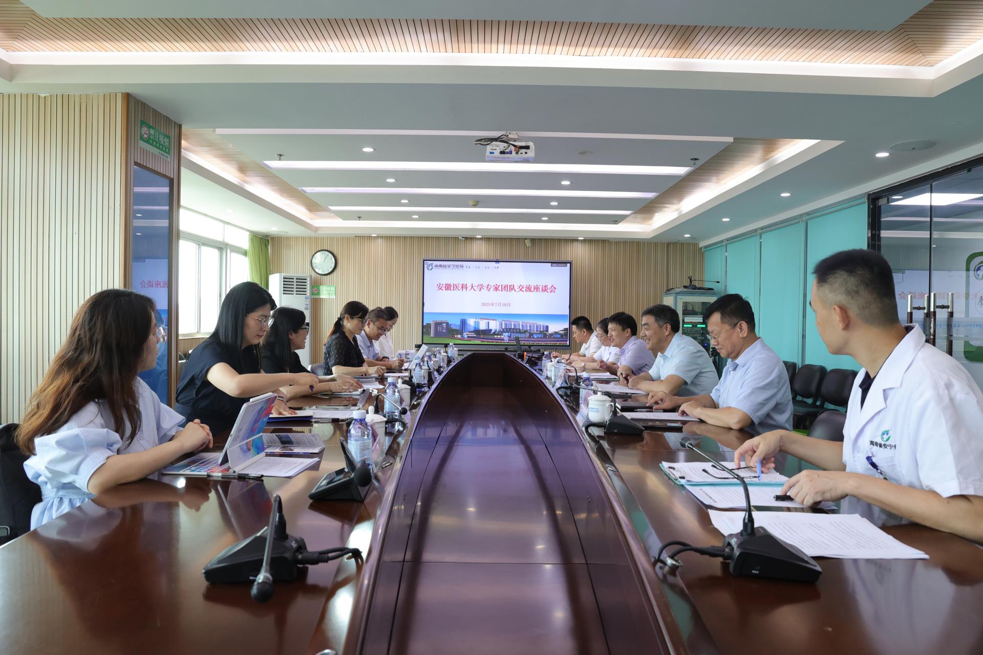 携手共进，共筑精神卫生新未来 安徽医科大学专家团队一行人到德州扑克大小
参观交流座谈