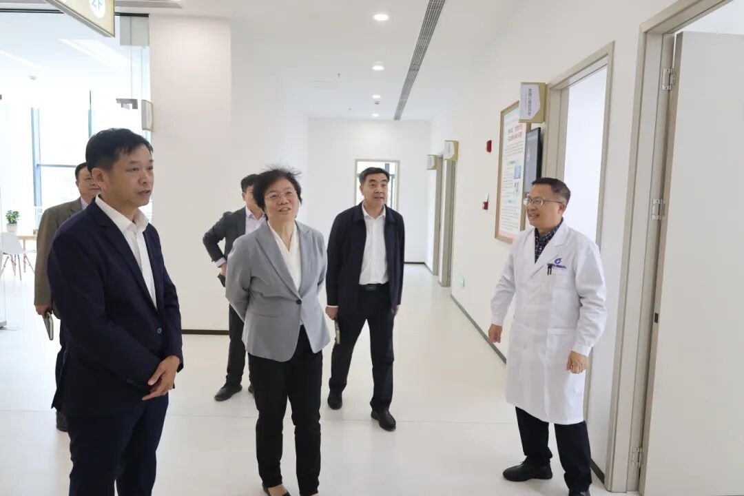 谢京副省长莅临省青少年心理健康医学中心调研指导